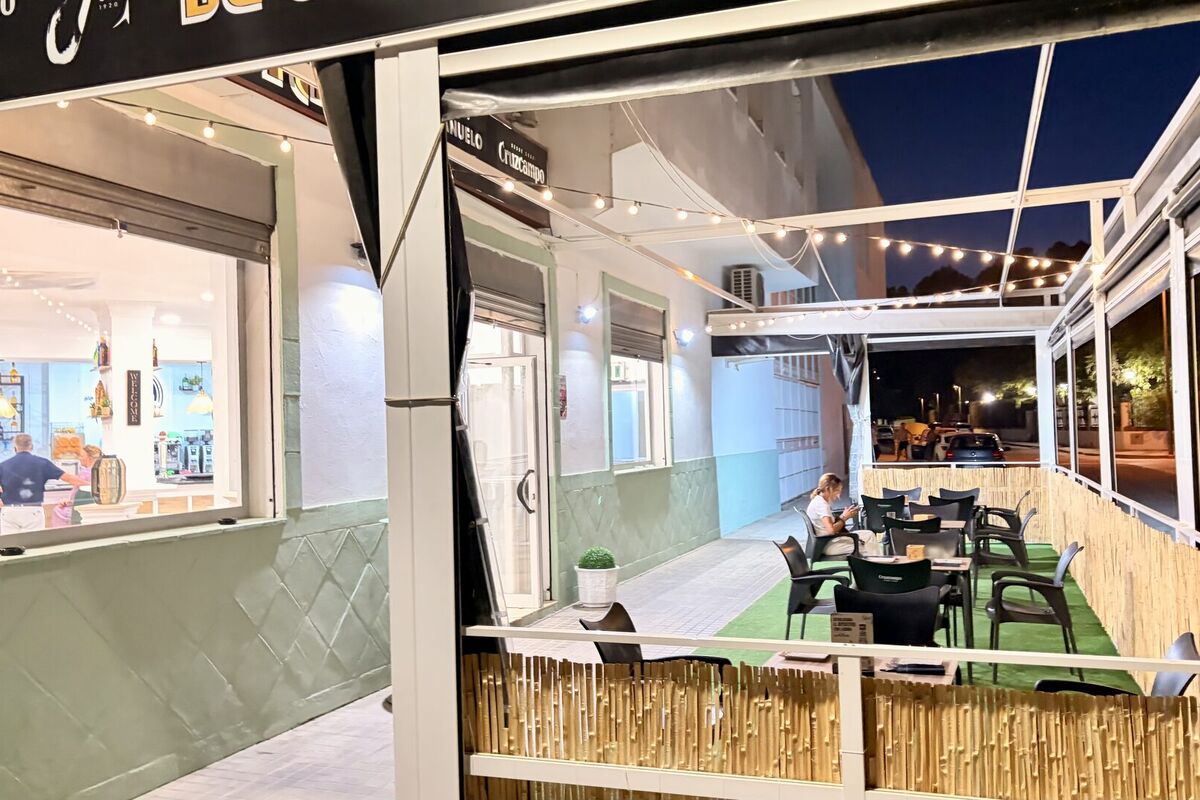 Terraza del Nuevo Cañuelo al caer la noche