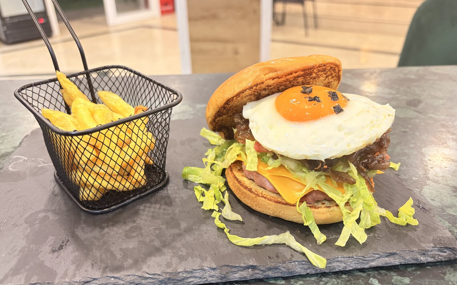 Hamburguesa especial con huevo, cheddar y papas
