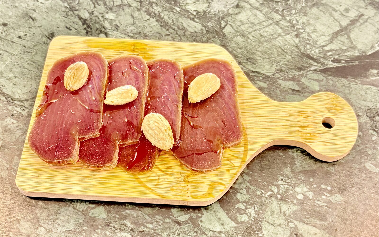 Tapa de mojama con almendras