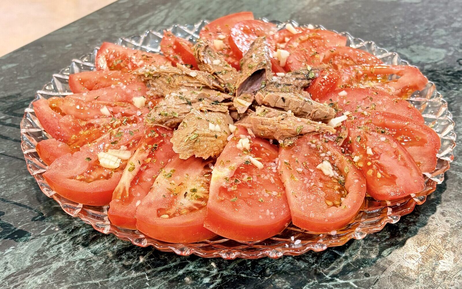 Tomate aliñado con melva