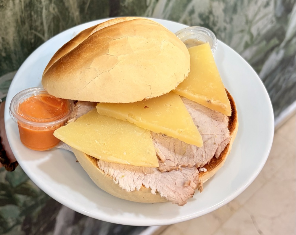 Tostada El Ca&ntilde;uelo: mollete con carne mechada casera, queso viejo artesano y salmorejo