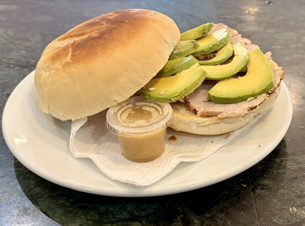 Mollete de carne mechada casera con l&aacute;minas de aguacate